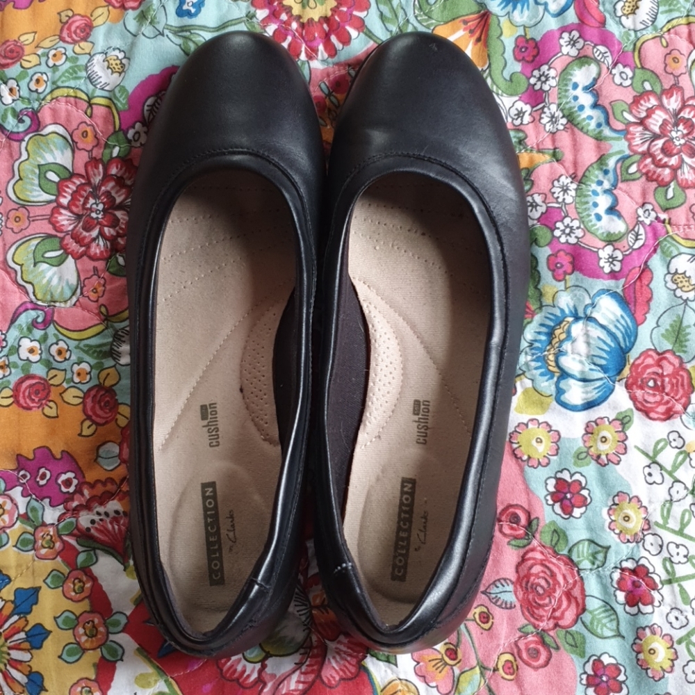 EUC Clarks black leather ballet flats
